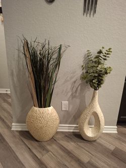 DECORATIVE VASES SET(SERIOUS BUYERS ONLY PLEASE 🙏🏻)READ FULL DESCRIPTION BEFORE ASKING PLEASE 🙏🏻 IF IT'S POSTED IT'S AVAILABLE 👀 