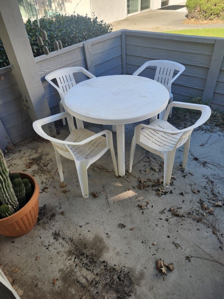 Outdoor Table And Chairs 