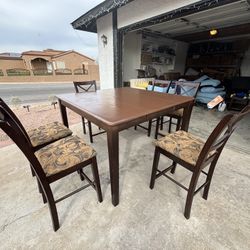 High top dinner table with leaf and 6 chairs,please see all pictures,can deliver