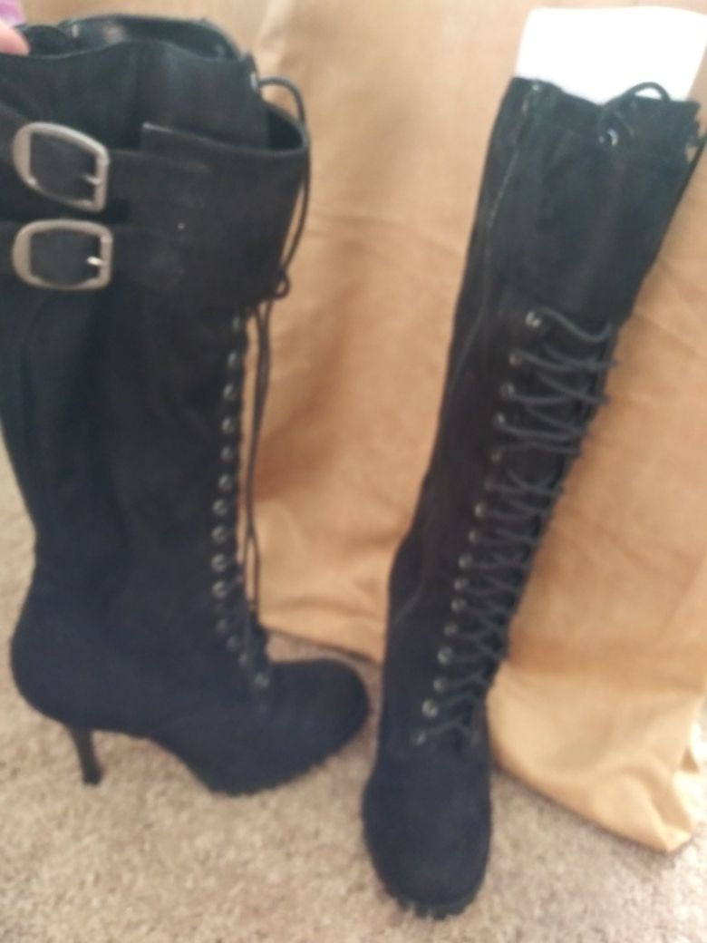 Size 8.5 very soft faux suede black lace up boots.