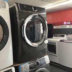 New Scratch And Dent Electrolux Front Load Washer And Dryer Set. 1 year Warranty 