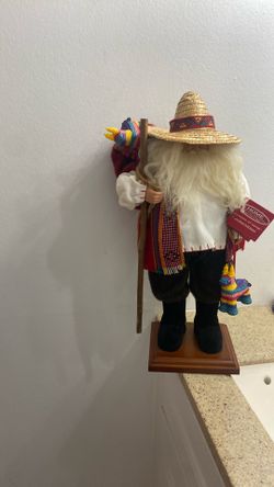 Mexican Santa on wooden stand/2 piñata’s