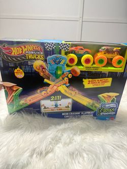 Hot Wheels Monster Trucks Neon Crashin' Slamway