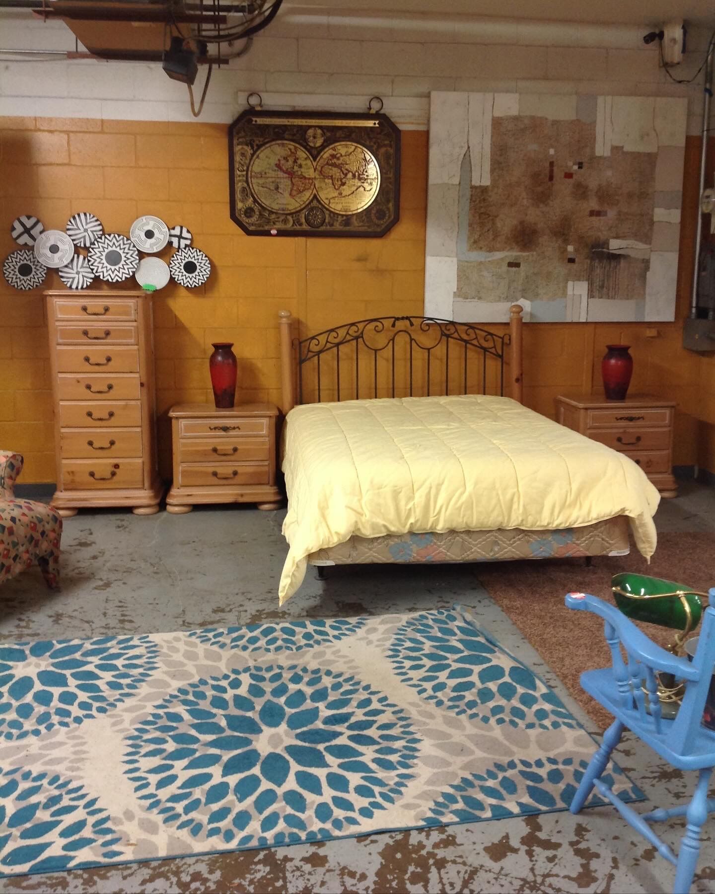 Four Piece Bedroom Set With Dual Side Valet by National Mt. Airy For Sale