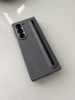 Selling my Samsung Galaxy Z Fold6 256GB in Silver.
