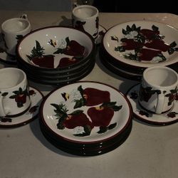 20 Pc Apple Decor Dinnerware 