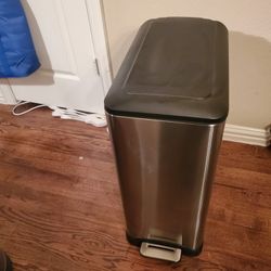 Step To Open Trash Can With Recyle Compartment 