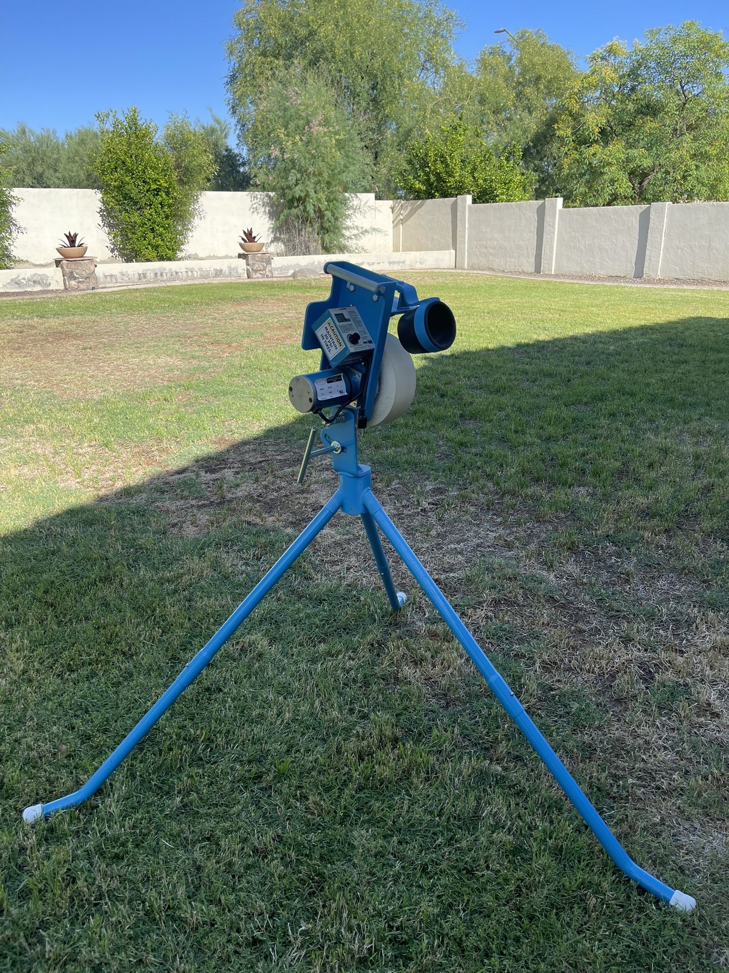 JUGS PS50 Baseball And Softball Pitching Machine