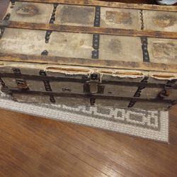 Vintage Trunk 