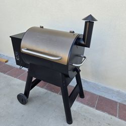 Traeger Pellet Smoker (LIKE NEW)
