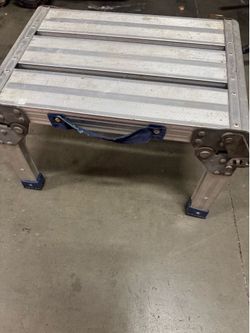 Heavy duty folding one step ladder