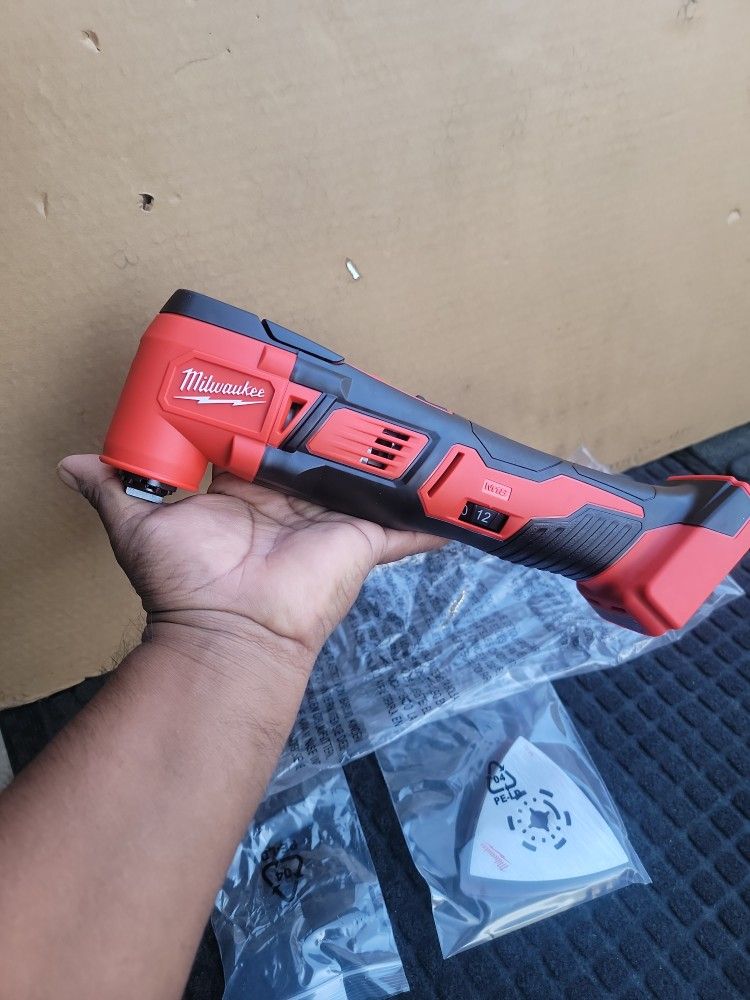 MILWAUKEE M18 18V LITHIUM-ION CORDLESS OSCILLATING MULTI-TOOL ( TOOL ONLY )