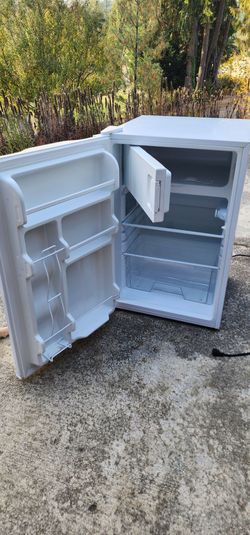 Mini refrigerator with freezer