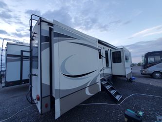 2019 Montana.40ft  luxury 5th wheel trailer king bed 5slides delivered