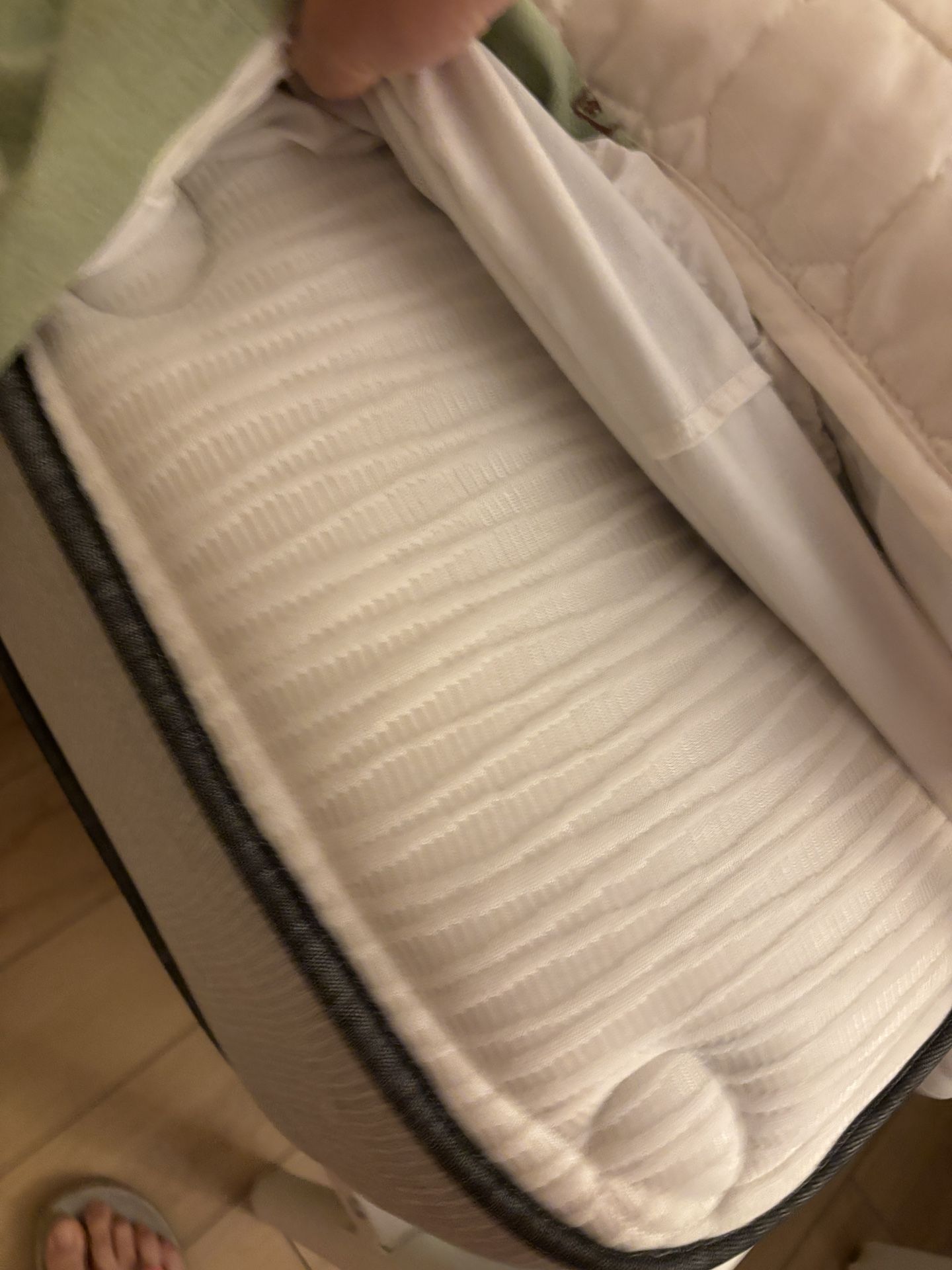 Single bed frame and mattress