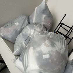 7 Bolsas Con Ropa De Niño Pequeño , Y Más Ropa Todo Está En Muy Buenas Condiciones 