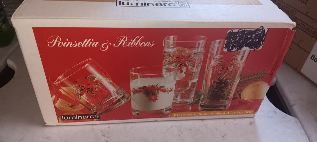 Brand New Christmas Glasses 8 Piece