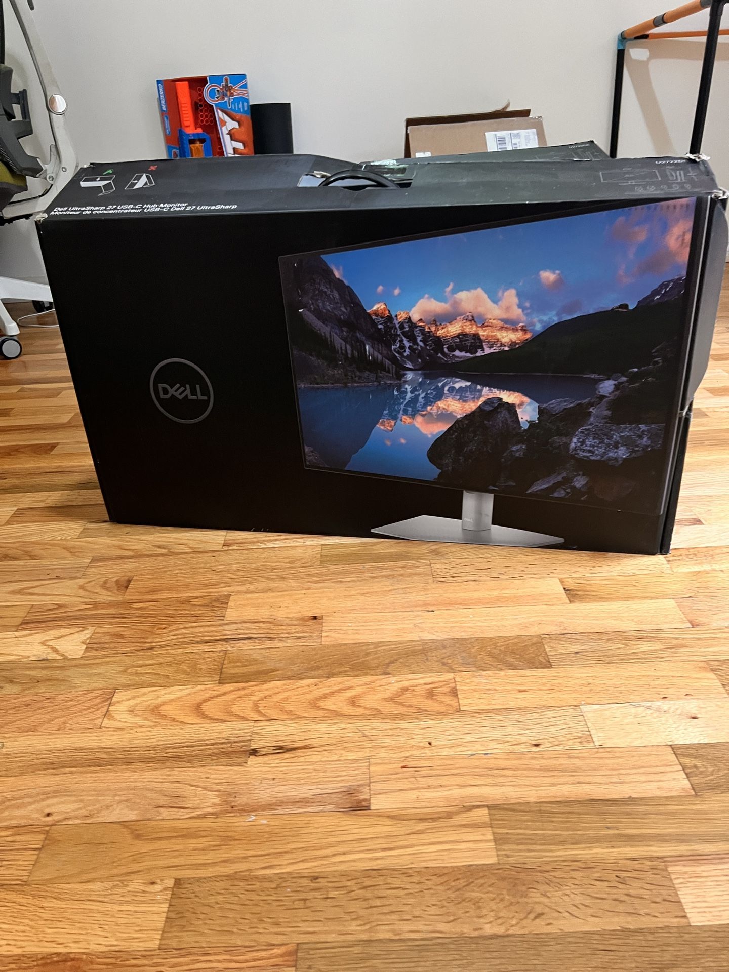 Garage sale | Two Dell Ultra Sharp 27 Inch USB-c Hub Monitor U2722DE