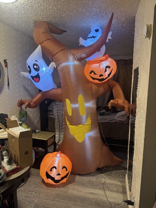 Ghost Tree Outdoor Inflatable .Haloween 10ft.