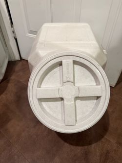 Gamma2 White Plastic Storage Container with Lid