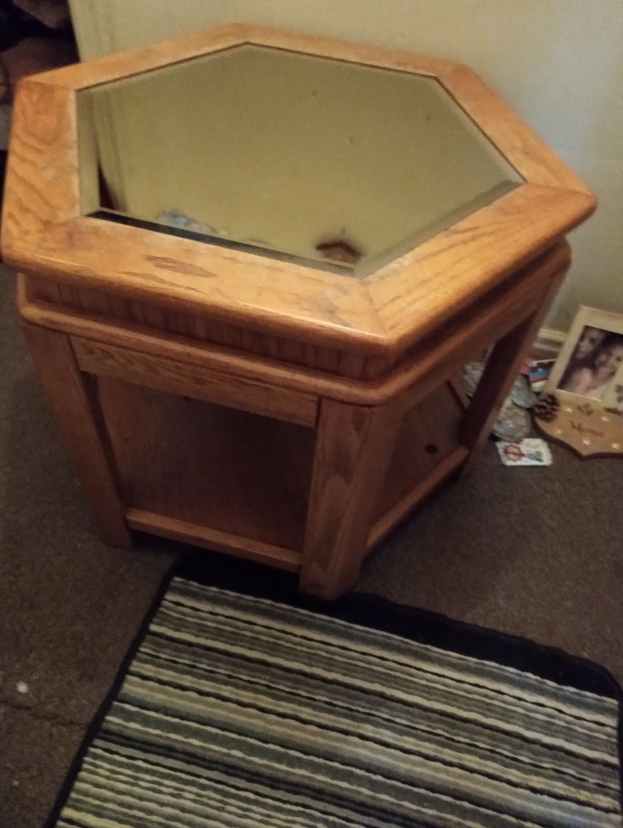 Wood End Table Good Condition $15.00