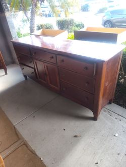$60 OBO Bernhardt Dresser Solid Wood / 32" H× 18"D×70W