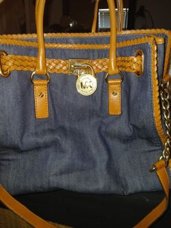 Michael kors purse bearly used
