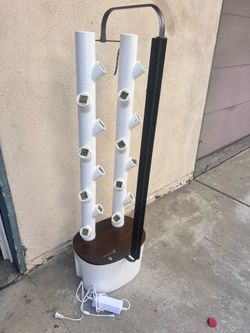 Self-regulating Hydroponic vertical garden growing system