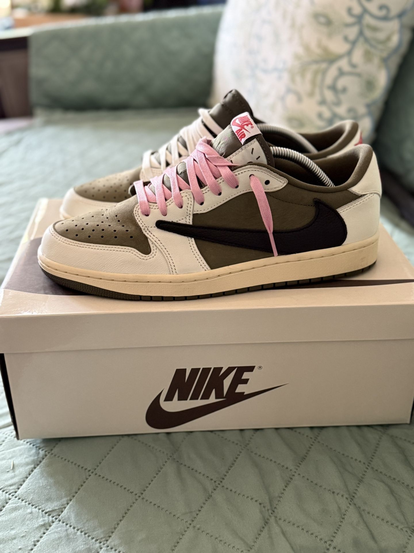 Jordan 1 Medium Olive 9.5 Men