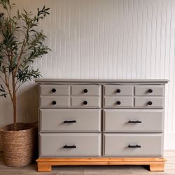 Fully Refinished 6-Drawer Dresser – Like New! 🌿 Delivery is available! 