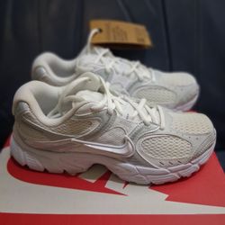 Nike V5 RNR WOMEN WHITE SIZE 7