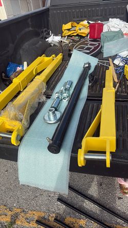 Hydraulic Cylinder with Yellow Engine Hoist Arms