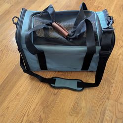 Gently Used AKINERRI TRAVEL PET CARRIER