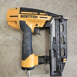 Bostitch 16 Gauge Smart Point Finish Nailer BTFP71917 with Case