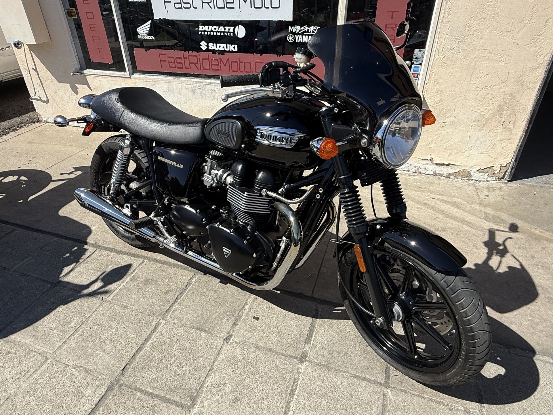 2009 Triumph Boneville 800 Fuel Injected!!