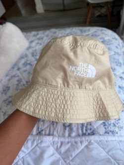 NWOT The North Face bucket hat in peach & cream