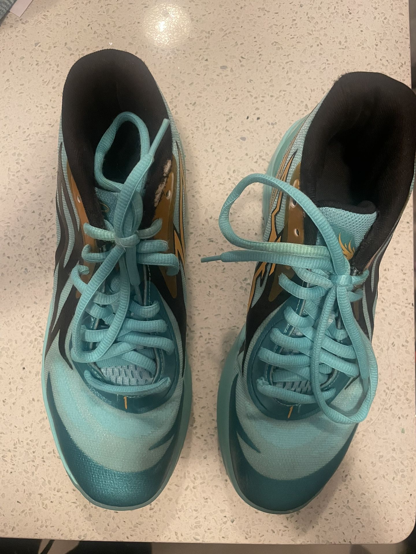 8.5 Men’s Lamelo ball Shoes