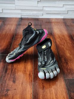 Vibram FiveFingers Bikila EVO WP Waterproof Toe Running Shoes Black/Pink Women's EU 39 US 8