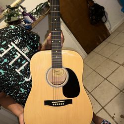 Guitar In EXCELLENT Condition Come With Bag 