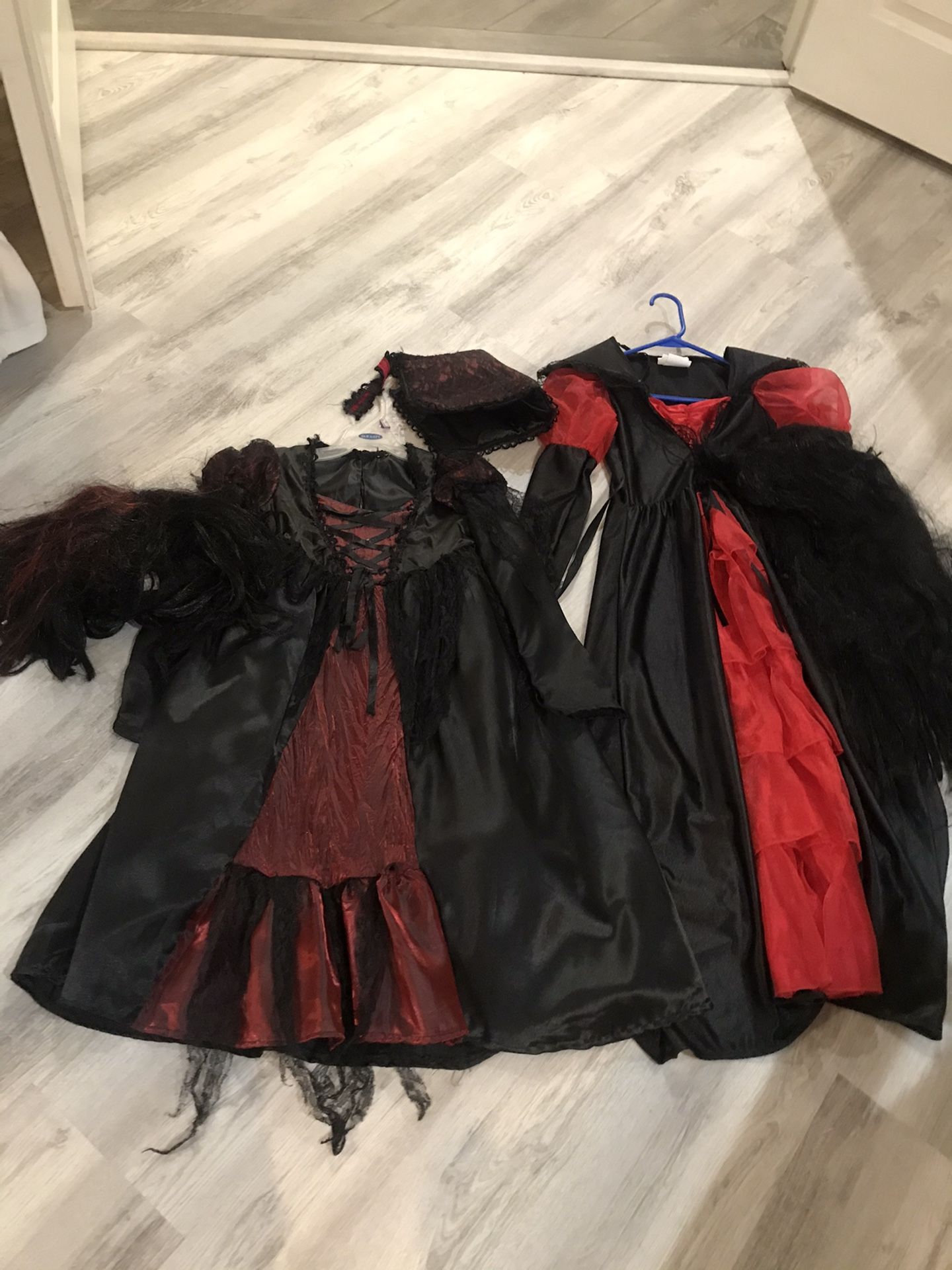 Girls vampire Halloween costumes with wig