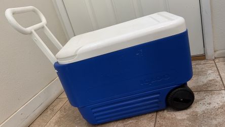 Large Igloo 38 QT Wheelie Cool with wheels great condition