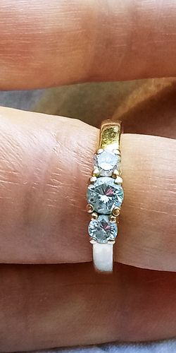 14k yellow Gold.79 ctw 3 Diamonds Female Ring sz 6.3 Grams 4.2 nice marked