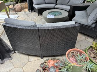 Free circular seating set with cushions