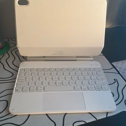 Esr Magnetic Keyboard Case For iPad 10/11  With Backlit Keys And A Slot To Hold Your Stylus 