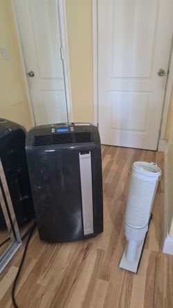 Portable air conditioner by De’Longhi Pinguino model PACAN125HPEC 12500 BTU in excellent working condition