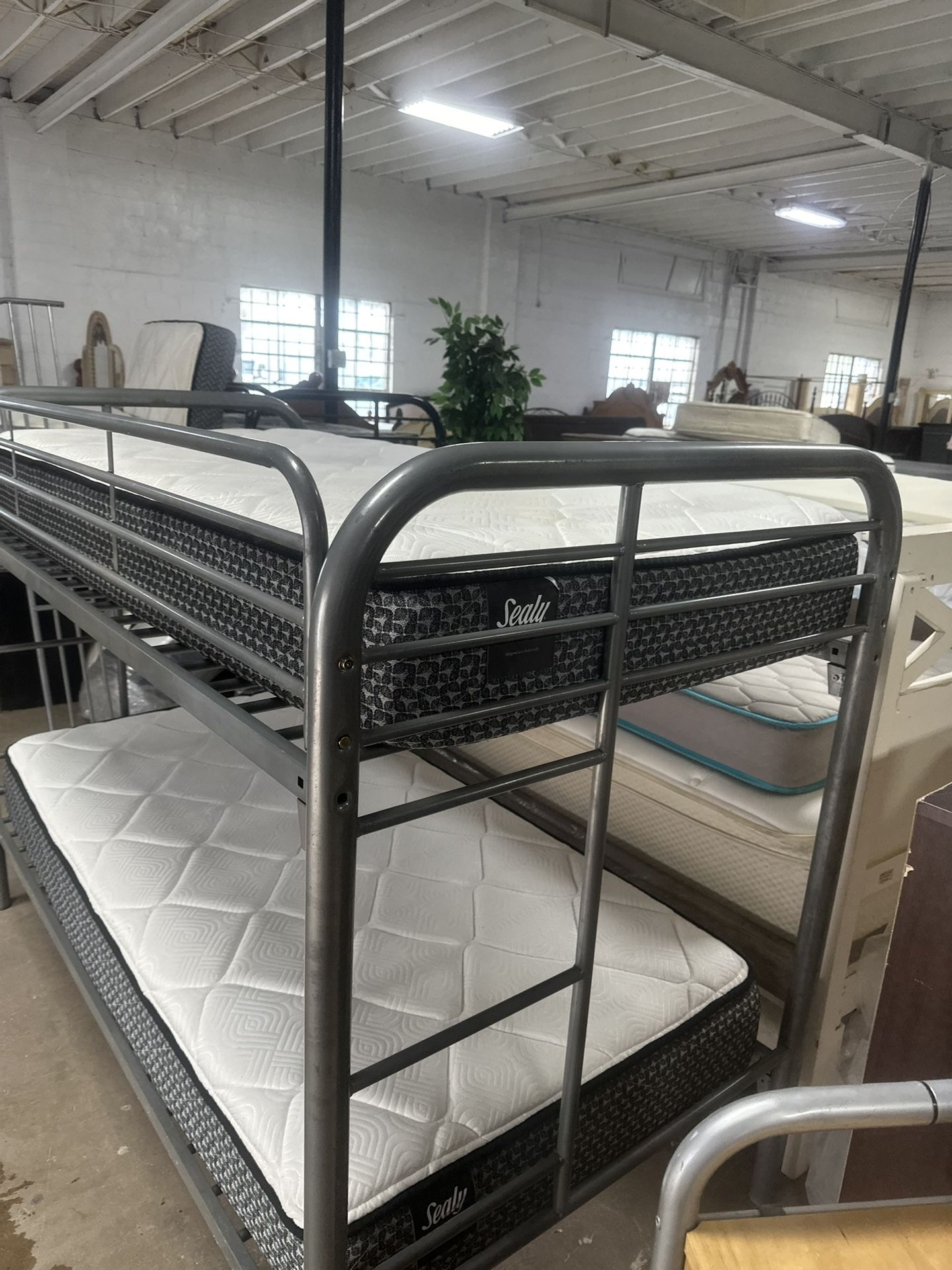 BUNK BED AND 2 TWIN SIZE MATTRESS GOOD CONDITION FREE DELIVERY 🚚 