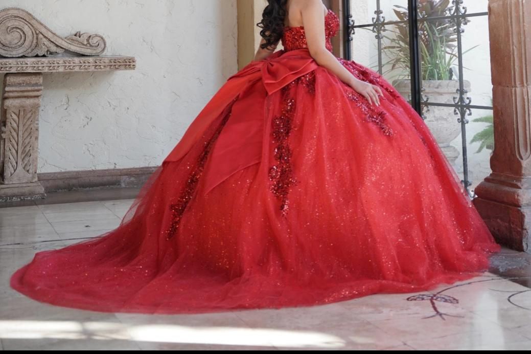 15 Red Dress, Bouquet And Crown 