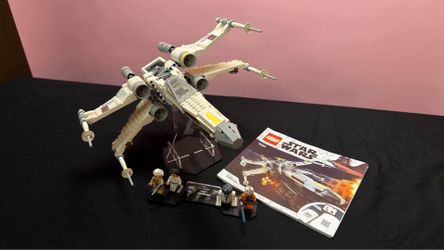 LEGO Star Wars Luke Skywalker X-Wing 75301 Complete + Custom Display Stand