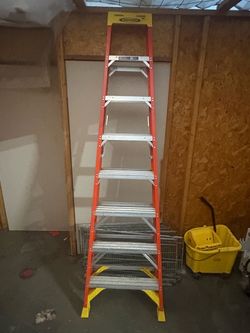 Werner 8-Ft Fiberglass Step Ladder – 300 LB Heavy Duty
