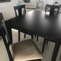 Table W/4 Chairs 